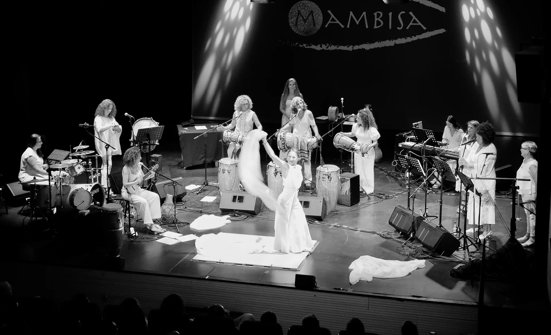 Mambisa al completo en concierto, con voces, percusión y danza.