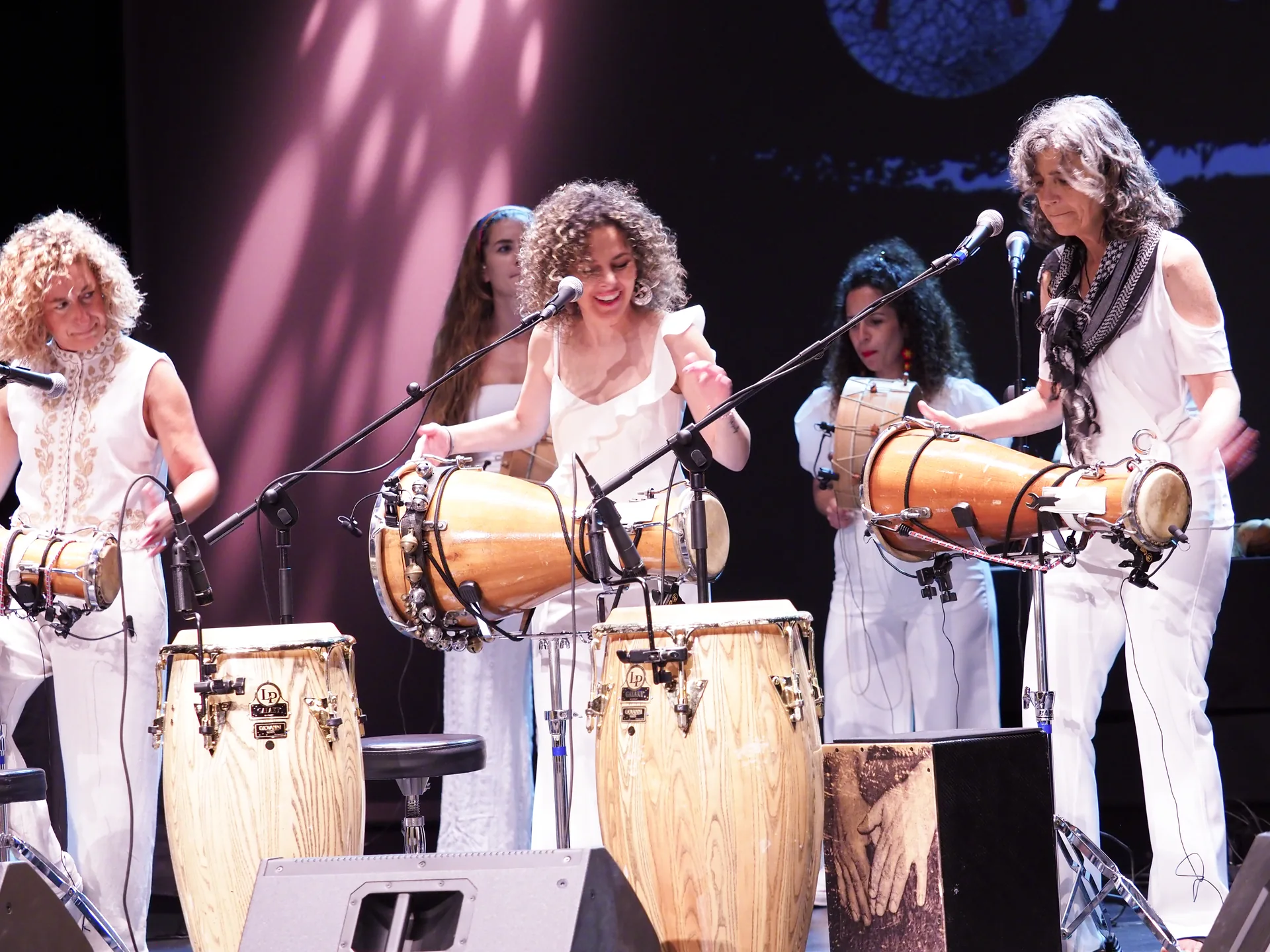Percusionistas de Mambisa cantando y tocando tambores.