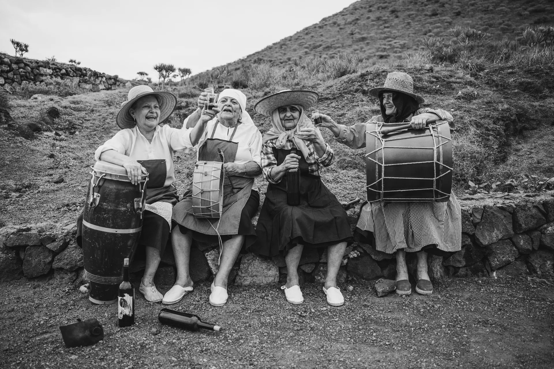 Integrantes de Mambisa con tambores en un paisaje de Canarias.